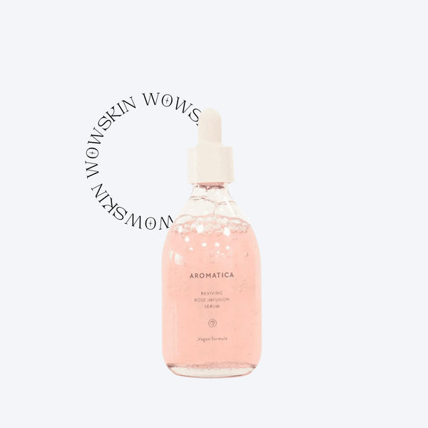 Aromatica Reviving Rose Infusion Serum oferă hidratare intensă și luminozitate naturală pielii obosite. Serul cu apă de trandafiri și uleiuri botanice redă vitalitatea tenului.